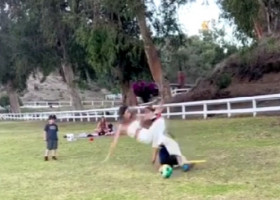 A ieșit în parc să se joace cu un copil cu mingea, dar a ajuns virală pe internet. Reacția femeii spune totul