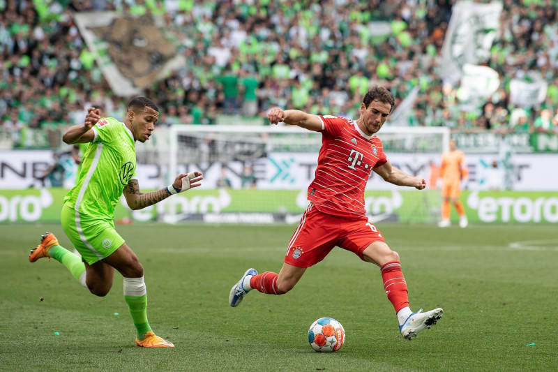 Wolfsburg, Germany. 14th May, 2022. Soccer: Bundesliga, VfL Wolfsburg - Bayern Munich, Matchday 34, Volkswagen Arena. Munich's Leon Goretzka (r) plays against Wolfsburg's Aster Vranckx. Credit: Swen Pfrtner/dpa - IMPORTANT NOTE: In accordance with the req