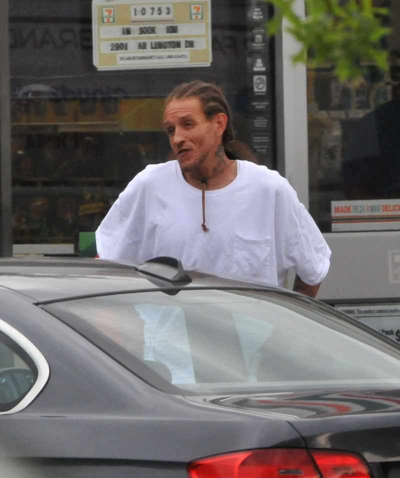 EXCLUSIVE: Former NBA Player Delonte West is Spotted Hanging Outside of a 7-11 Convenience Store in Alexandria, Virginia.