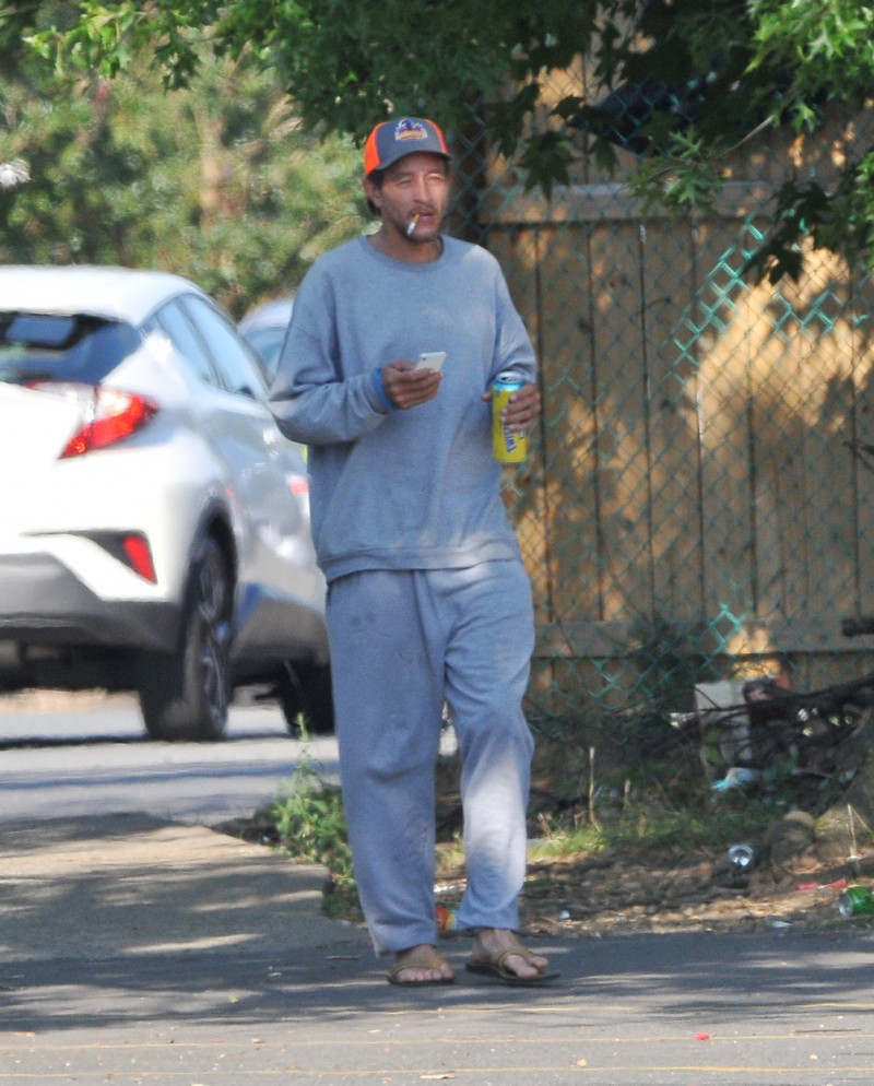 EXCLUSIVE: Former NBA star Delonte West hanging out side of 7-11