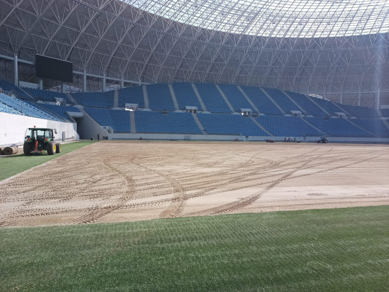 Lucrările de montare ale noului gazon de pe Stadionul Ion Oblemenco, din Craiova / Foto; lupamea.ro