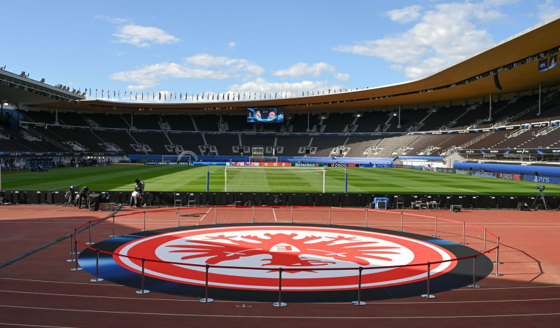 Helsinki, Finland. 09th Aug, 2022. Soccer: UEFA, Super Cup, before the Real Madrid - Eintracht Frankfurt match at the Olympic Stadium in Helsinki. Eintracht's crest is laid out on the Olympic Stadium's running track for the match between Champions League