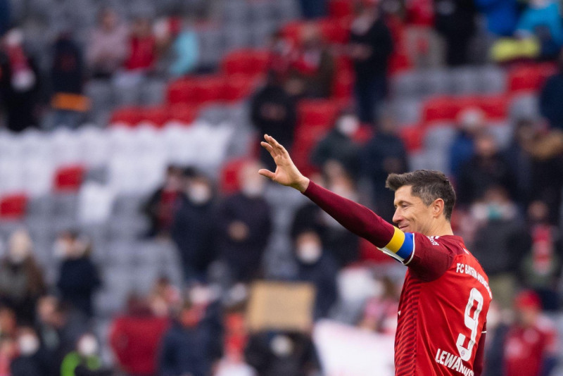 Munich, Germany. 05th Mar, 2022. Soccer: Bundesliga, Bayern Munich - Bayer Leverkusen, Matchday 25 at Allianz Arena. Robert Lewandowski of Munich thanks the fans after the match. Credit: Sven Hoppe/dpa - IMPORTANT NOTE: In accordance with the requirements