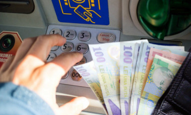 Se întâmplă cu banii românilor la bancomat, instant: până acum era imposibil, merge și fără card