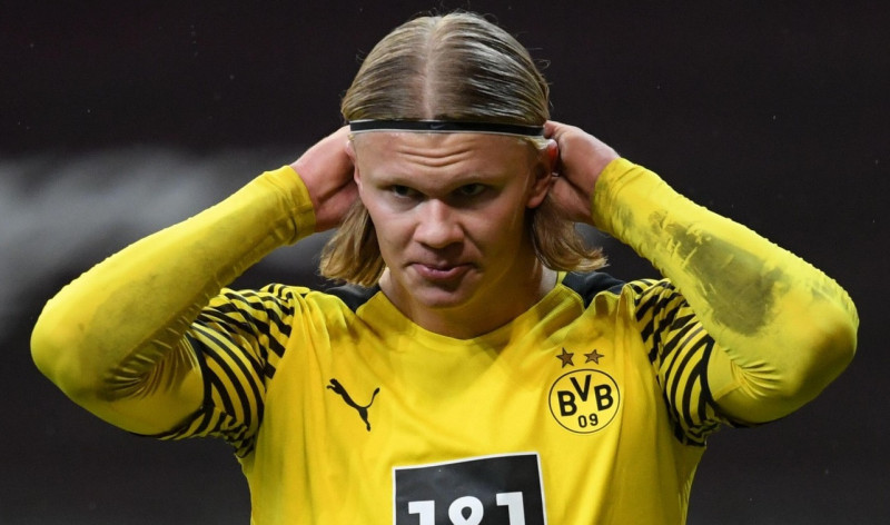 08 January 2022, Hessen, Frankfurt/Main: Soccer: Bundesliga, Eintracht Frankfurt - Borussia Dortmund, Matchday 18 at Deutsche Bank Park. Dortmund's Erling Haaland adjusts his hair band. Photo: Arne Dedert/dpa