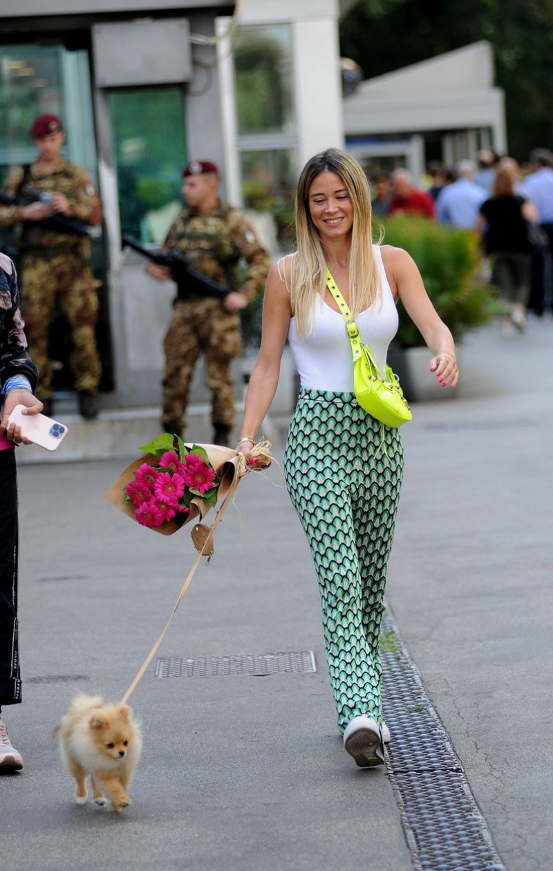 Milan, . 06th Sep, 2022. Milan, 06-09-2022 Diletta Leotta leaves work and an admirer gives her a bouquet of flowers, then a mysterious boy arrives in the car who makes her get on board to take her home. Credit: Independent Photo Agency/Alamy Live News
