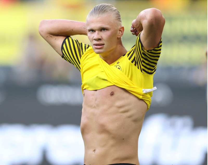firo 1st Bundesliga. 2021/2022 Football: Football: 14.08.2021 BVB Borussia Dortmund - Eintracht Frankfurt 5: 2, Erling Haaland, gesture, naked upper body, muscle, feature, highlight, disappointed, disappointed www.firosportphoto.de, copyright by firo spor