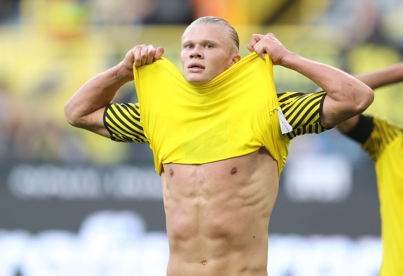 Dortmund, Deutschland. 14th Aug, 2021. firo 1st Bundesliga. 2021/2022 Football: Football: 14.08.2021 BVB Borussia Dortmund - Eintracht Frankfurt 5: 2, Erling Haaland, gesture, naked upper body, muscle, feature, highlight, disappointed, disappointed www.fi