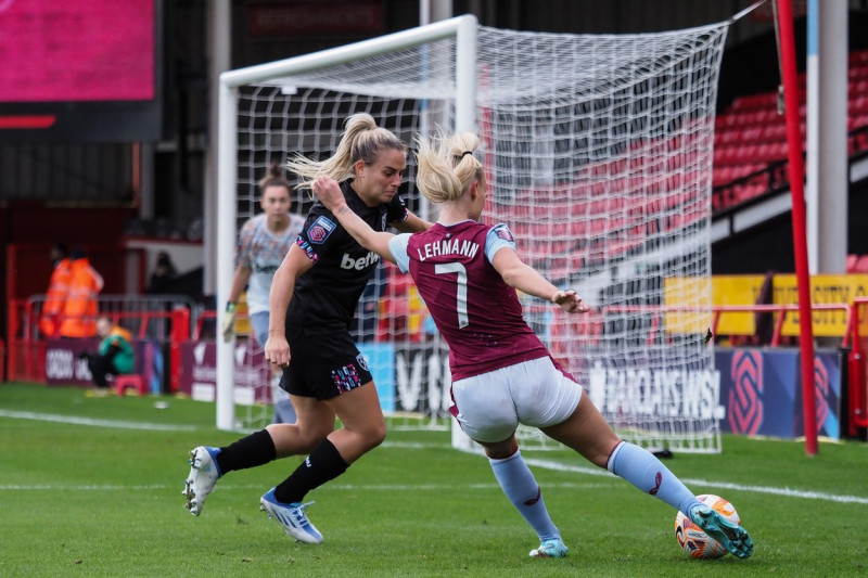 Aston Villa v West Ham - Barclays FA Womens Super League - Bescot Stadium, Walsall, England, October 15th 2022:, Walsall, England, United Kingdom - 15 Oct 2022