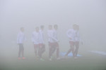fotbalové hřiště, mlha, počasí, posunutí zápasu