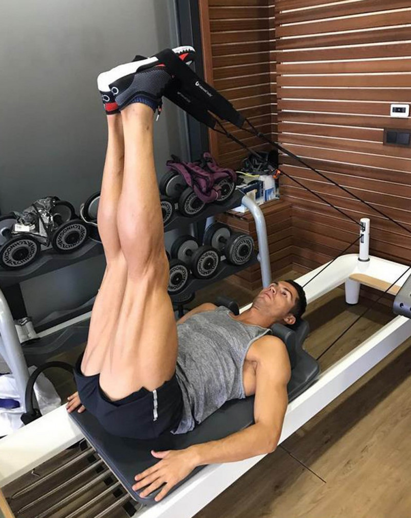 Cristiano Ronaldo working out at the gym