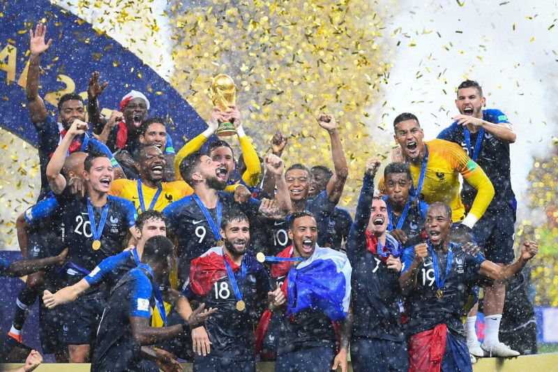 Moscow, Russland. 15th July, 2018. Winning ceremony: Goalkeeper Hugo Lloris (France, h.) Blows up the World Cup trophy in the pouring rain. GES/Football/World Championship 2018 Russia, Final: France- Croatia, 15.07.2018 GES/Soccer/Football, World Cup 2018