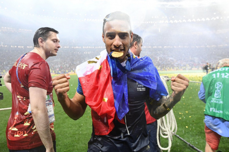 Moscow, Russland. 15th July, 2018. Corentin Tolisso (France) with the World Cup medal. GES/Football/World Championship 2018 Russia, Final: France- Croatia, 15.07.2018 GES/Soccer/Football, World Cup 2018 Russia, Final: France vs. Croatia, Moscow, July 15,