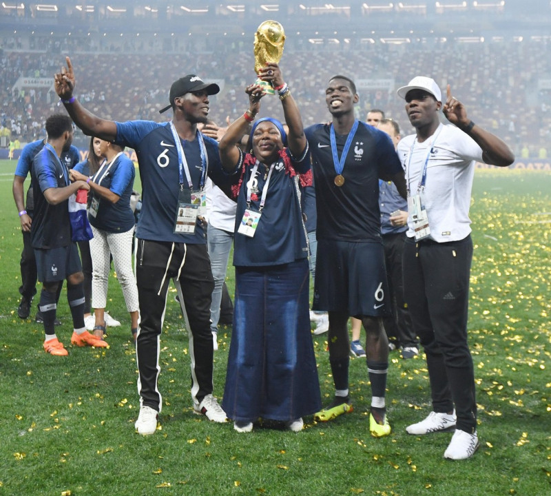 Moscow, Russland. 15th July, 2018. Paul Pogba (France) cheers with his family and the World Cup trophy. GES/Football/World Championship 2018 Russia, Final: France- Croatia, 15.07.2018 GES/Soccer/Football, World Cup 2018 Russia, Final: France vs. Croatia,