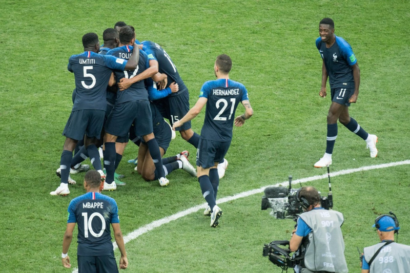 Moscow, Russland. 16th July, 2018. final jubilation of the french players, whole figure, jubilation, cheering, cheering, joy, cheers, celebrate, world champion, winner, winner, France (FRA) - Croatia (CRO) 4: 2, final, game 64, on 15.07.2018 in Moscow; Fo