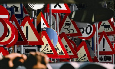 Semnul de circulație care derutează șoferii români. Ce semnifică acesta