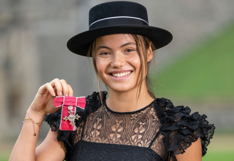 Emma Raducanu receives MBE at Windsor Castle