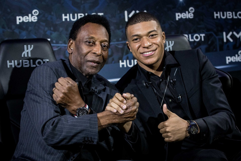 Pelé et Kylian Mbappé lors la soirée "Hublot loves Football" ŕ l'hôtel Lutetia ŕ Paris
