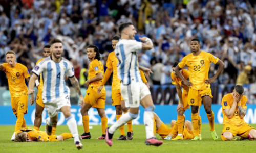 Imagini fără precedent! Cum i-au batjocorit jucătorii argentinieni pe olandezi, chiar pe teren