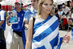 Portugal, Porto, Eva Kaili mit Griechenland - Fahne im Porträt unter Griechenland Fans anlässlich der Fußball Europameis
