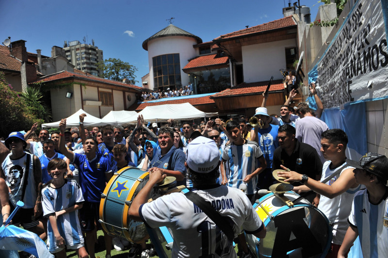 supporter de l argentine celebrant devant la maison de Maradona a Villa Devoto Argentina FOOTBALL : Coupe du Monde de l