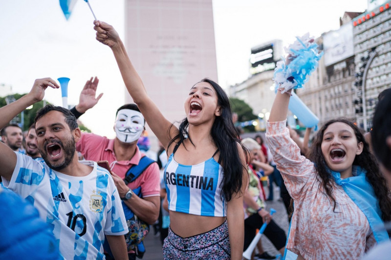Buenos Aires, Argentina. 18th Dec, 2022. Fans of the Argentine national team gather at various points in the city of Buenos Aires to show support for the team, before the Qatar 2022 FIFA World Cup final against the France national football team. (Final sc
