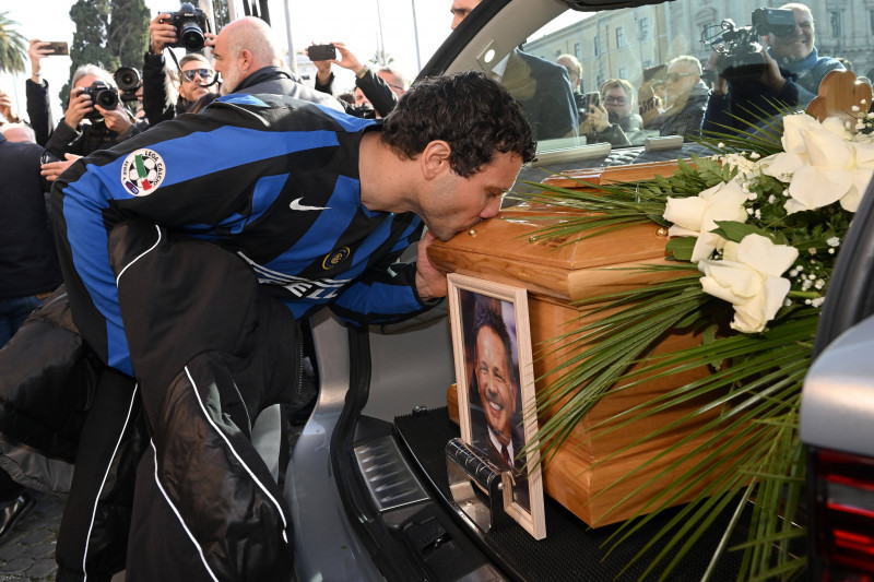 Funerali di Sinisa Mihajlovic, uscita del feretro