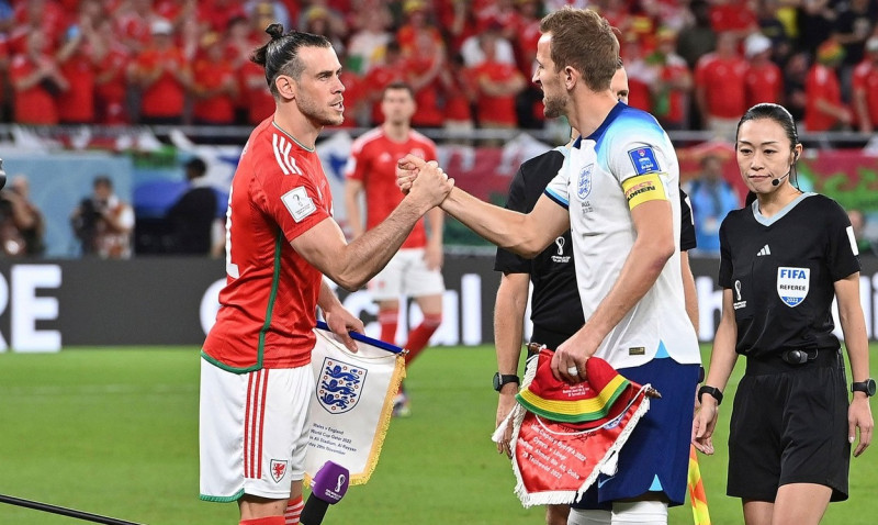 Pennant exchange from left: Gareth BALE (WAL), Harry KANE (ENG), Wales (WLS) - England (ENG) 0-3 group stage Group B on November 29th, 2022, Ahmad Bin Ali Stadium Football World Cup 2022 in Qatar from November 20th. - 18.12.2022 ?
