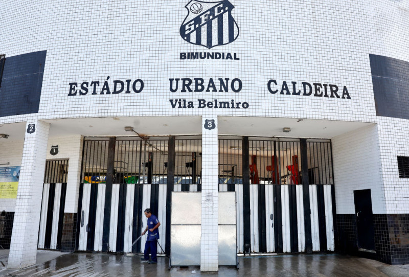 Brazilians Mourn Pele's Death In Santos