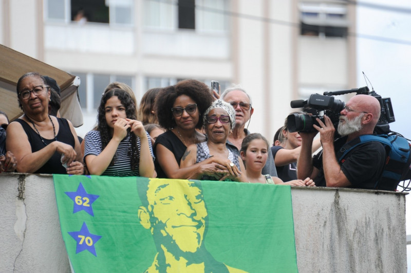Pelé's funeral procession passes in front of his mother Celeste Arantes and sister Maria Lucia's home