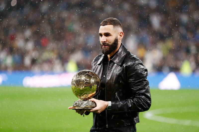 Karim Benzema of Real Madrid shows the Golden Ball (Ballon D&#x80;&#x99;Or) to the fans during the Spanish championship La Liga football match between Real Madrid and Sevilla FC on October 22, 2022 at Santiago Bernabeu stadium in Madrid, Spain - Photo: Os