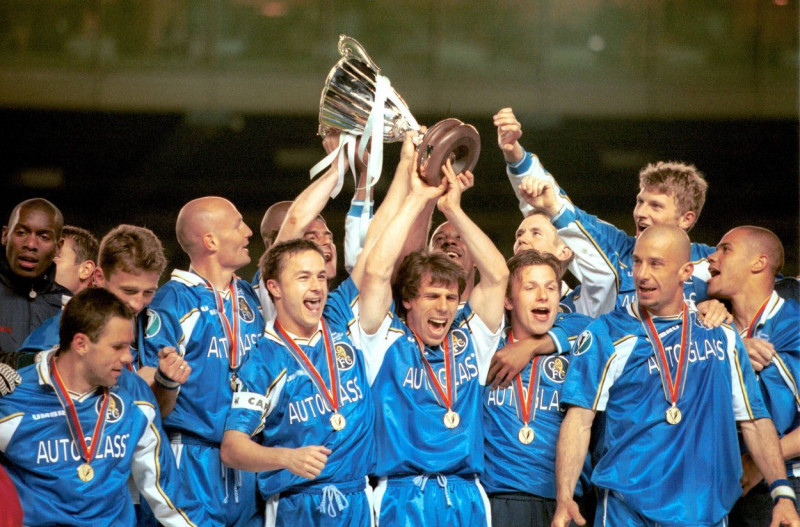 Europacupsieger Chelsea jubelnd mit Pokal, v.l. Mark Hughes, Frank Leboeuf, Dennis Wise, Gianfranco Zola (mit dem Cup),