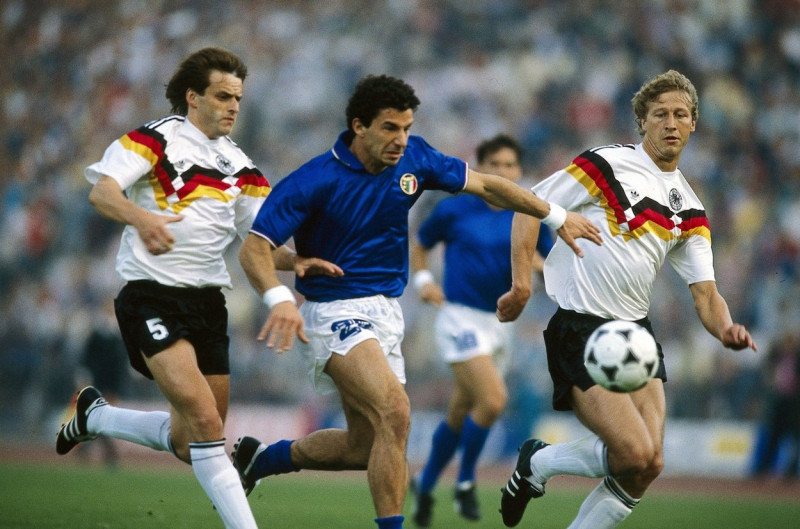 Sport / Sports, soccer, football, European championship, EURO 1988, Germany against Italy (1:1) in Dsseldorf, 10.6.1988, scene with Matthias Herget, Gianluca Vialli and Guido Buchwald, match, historic, historical, 20th century, people, 1980s,