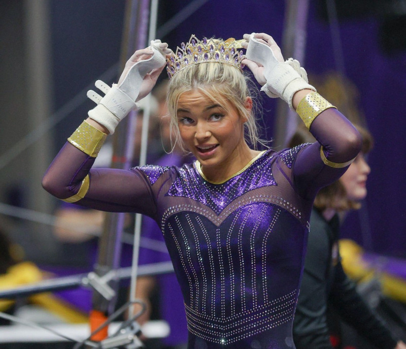 Baton Rouge, LA, USA. 3rd Dec, 2021. LSU's Olivia Dunne adjusts the ''stick crown'' during the NCAA gymnastics exhibition by the LSU Tigers at the Pete Maravich Assembly Center in Baton Rouge, LA. Kyle Okita/CSM/Alamy Live News