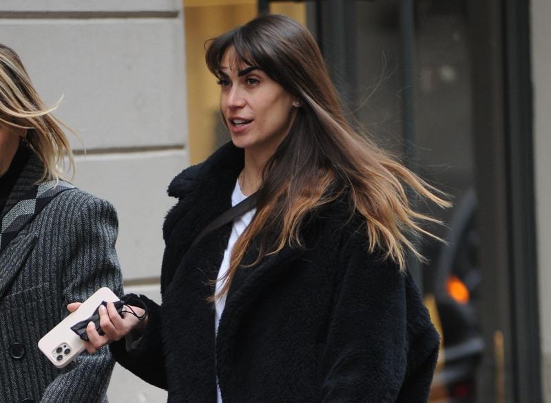 Milan, Italy. 17th Mar, 2022. Milan, 17-03-2022 Melissa Satta with her new haircut, surprised to go shopping at "MIU MIU" with a friend. When he finishes he takes a walk until he reaches his car and after some souvenir photos with some fans he goes home.