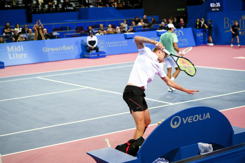 Alexander Bublik casse plusieurs raquettes et perd son match contre le français Grégoire Barrère lors du 13ème tournoi de l'Open Sud de France à Montpellier