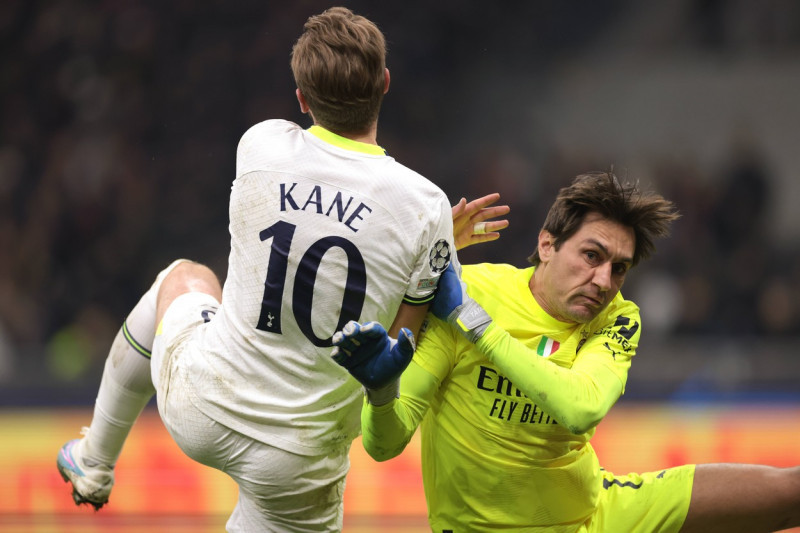 Milan, Italy, 14th February 2023. Harry Kane of Tottenham clashes with Ciprian Tatarusanu of AC Milan during the UEFA Ch