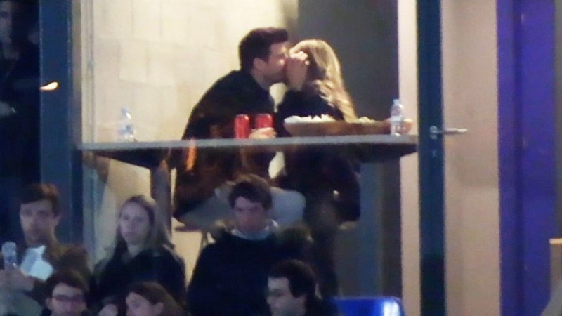 Gerard Pique and Clara Chia, very close, enjoy a soccer game