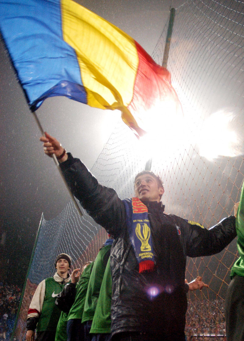 Andrei Cristea flutura steagul Romaniei la finalul jocului.