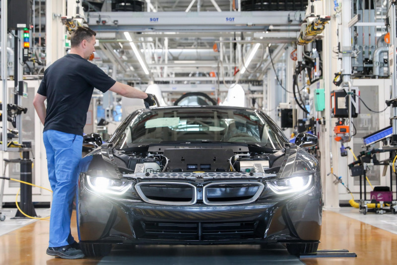 20 May 2019, Saxony, Leipzig: Employees at the BMW plant in Leipzig assemble an electrically driven i8. Federal President Steinmeier visited the plant on a company action day in Europe. He spoke in front of about 2500 employees and promoted a high turnout