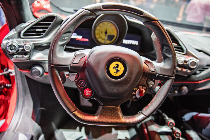 Ferrari 488 Pista, auto, automobil, supersport, V8, volant, přístrojová deska