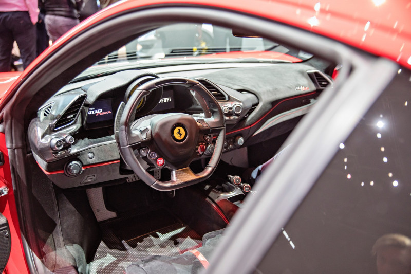 Ferrari 488 Pista, auto, automobil, supersport, V8, volant