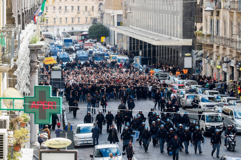 CL round of 16 football match between SSC Napoli and Eintracht Frankfur Frankfurt fans travel the city streets before th