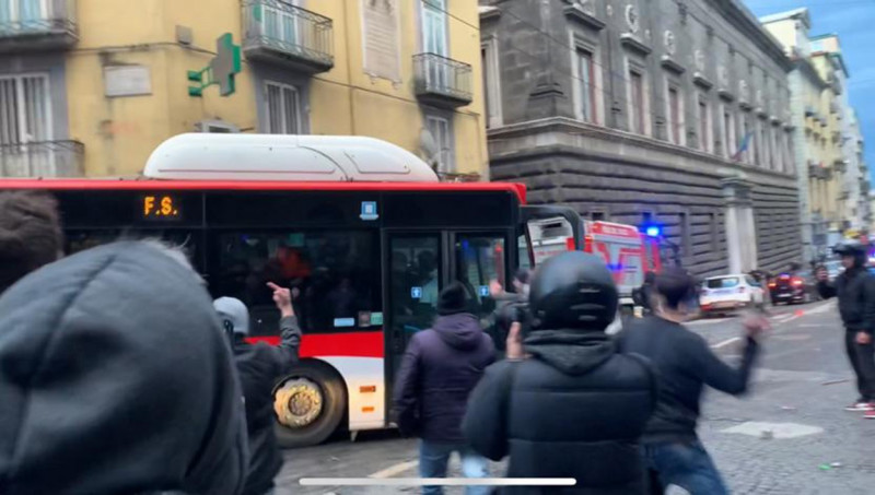 Napoli - I tifosi dell' Eintracht Francoforte creano disordini per la strade di Napoli
