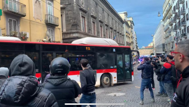 Napoli - I tifosi dell' Eintracht Francoforte creano disordini per la strade di Napoli