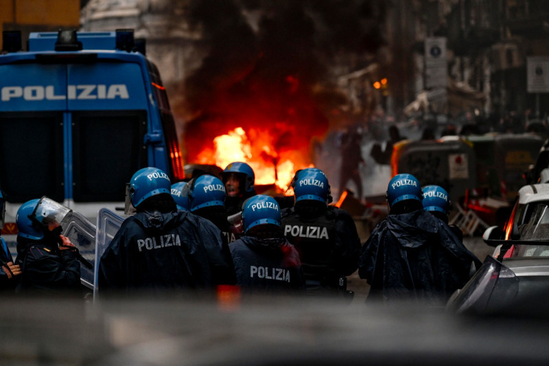 Napoli-Eintracht: a police car set on fire