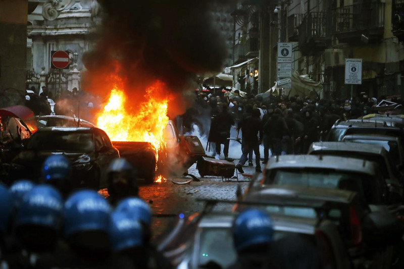 Italy, Naples: SSC Napoli and Eintracht Frankfurtt football match. Violent clashes between ultras in the centre. of the city after an unauthorized march