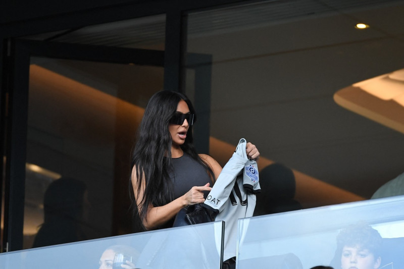 Kim Kardashian assiste au match de championnat de Ligue 1 Uber Eats opposant le Paris Saint-Germain (PSG) au stade Rennais au Parc des Princes à Paris