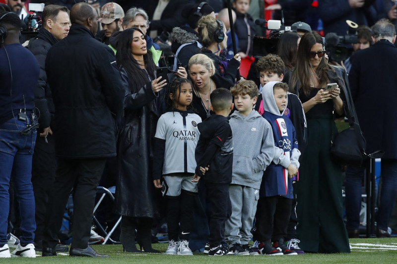 Kim Kardashian assiste au match de championnat de Ligue 1 Uber Eats opposant le Paris Saint-Germain (PSG) au stade Rennais au Parc des Princes à Paris