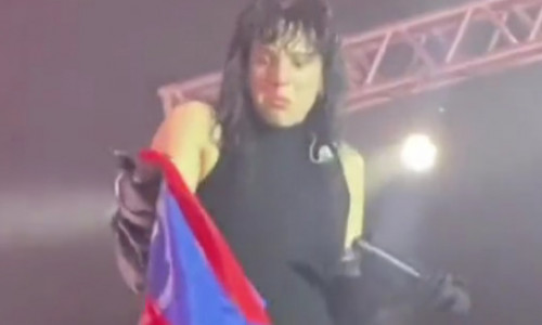 A ridicat pe scenă un steag primit în timpul concertului și toată lumea a început să huiduie! Desenul care a schimbat totul